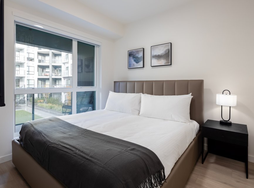 king size bed in one bedroom furnished suite for rent in richmond at level hotels